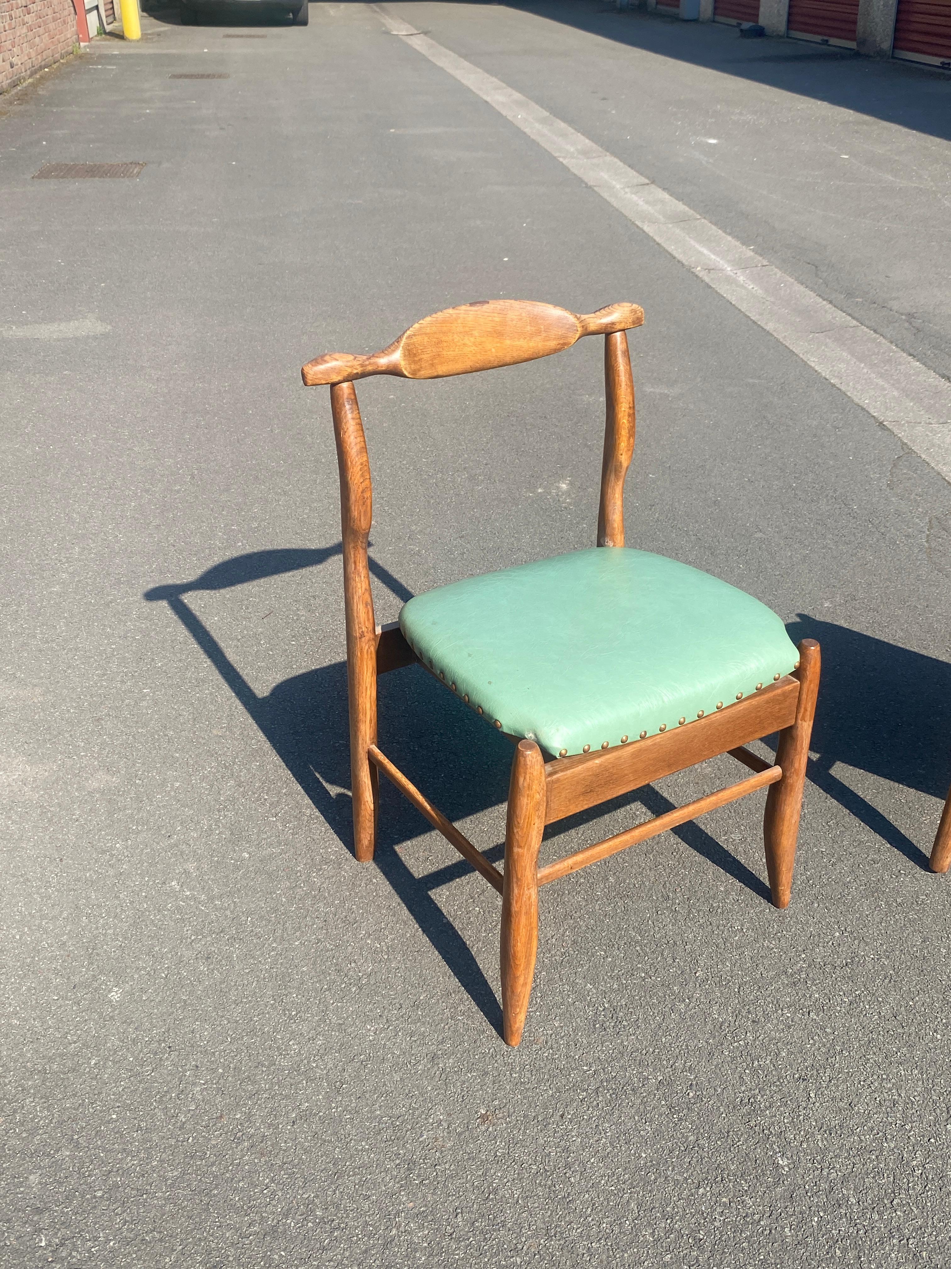 Guillerme et Chambron, ensemble de six chaises en chêne, modèle Fumay.  Edition Votre Maison en vente 3