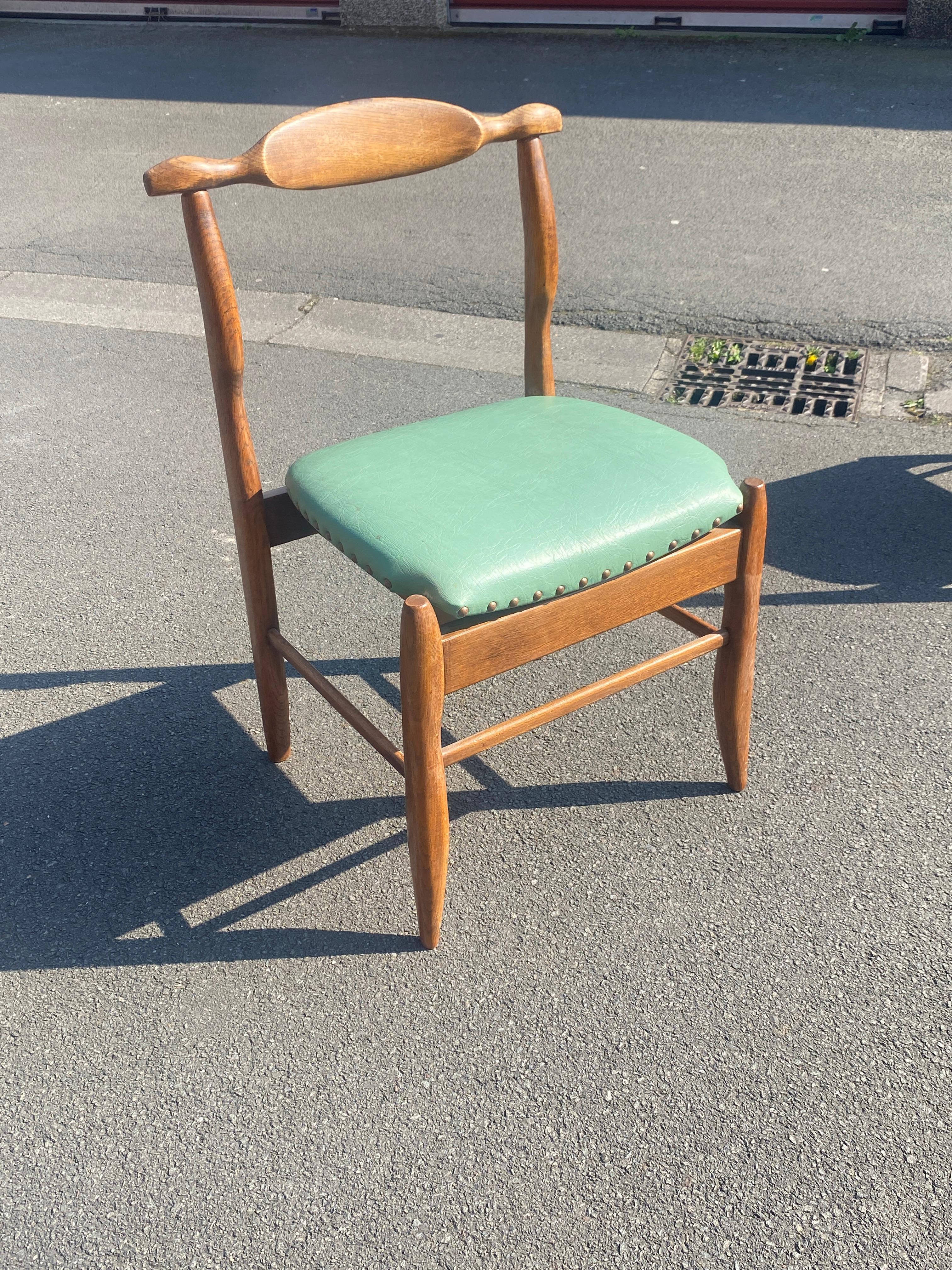 Guillerme et Chambron, ensemble de six chaises en chêne, modèle Fumay.  Edition Votre Maison en vente 4