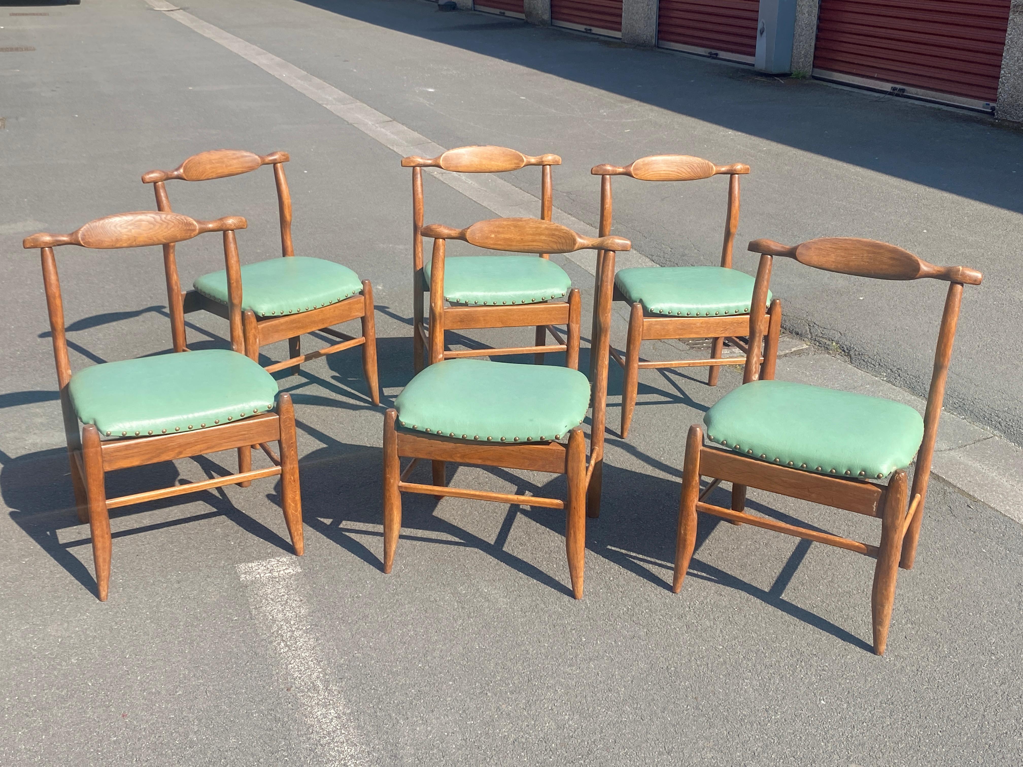 Guillerme et Chambron, ensemble de six chaises en chêne. Modèle Fumay. Edition Votre Maison, vers 1970.

 Votre maison : un style, un concept, un état d'esprit.
  L'histoire de Votre Maison commence en 1940 en Prusse, près du lac Mazaurien. Un