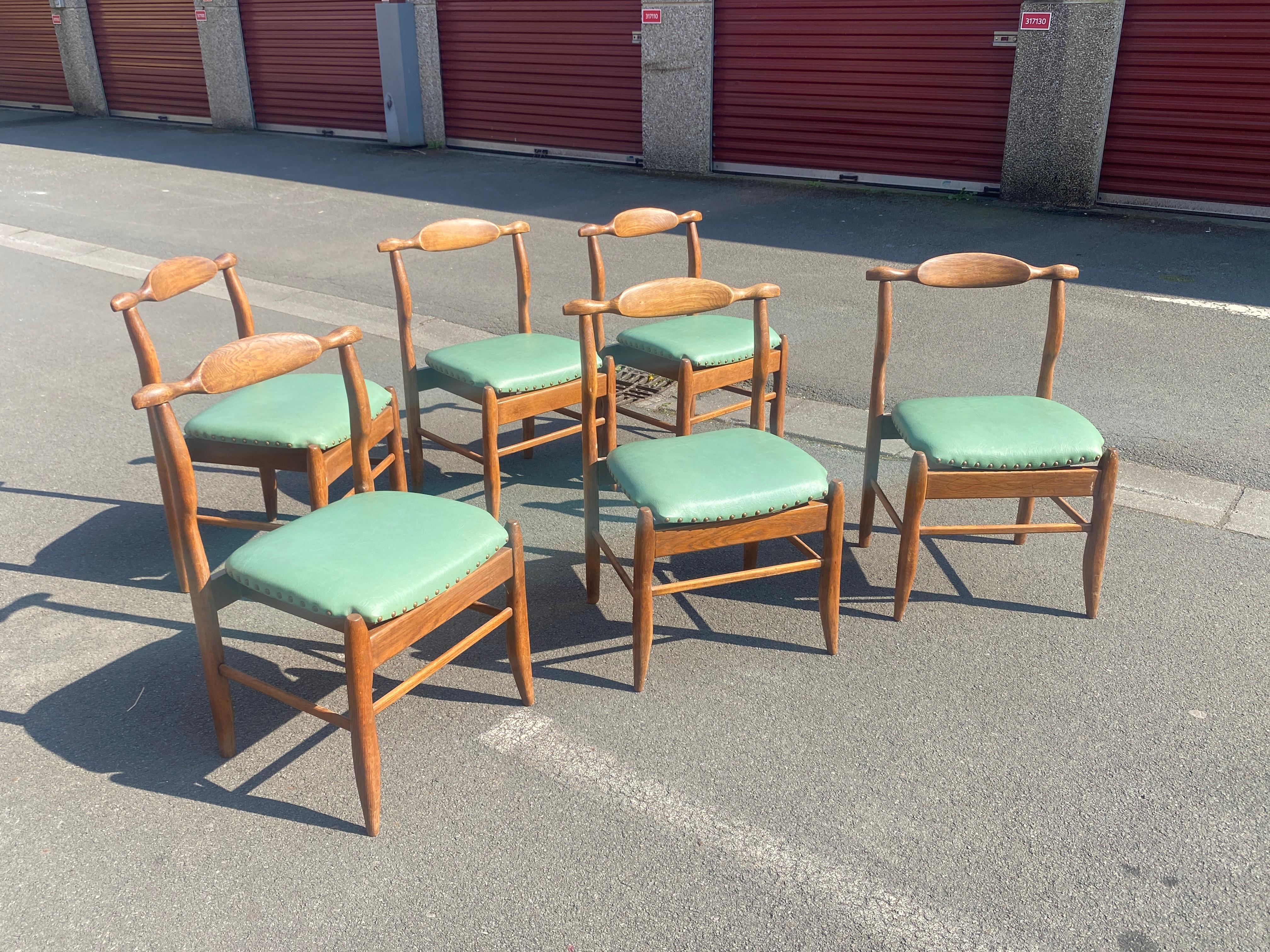 Mid-Century Modern Guillerme et Chambron, ensemble de six chaises en chêne, modèle Fumay.  Edition Votre Maison en vente
