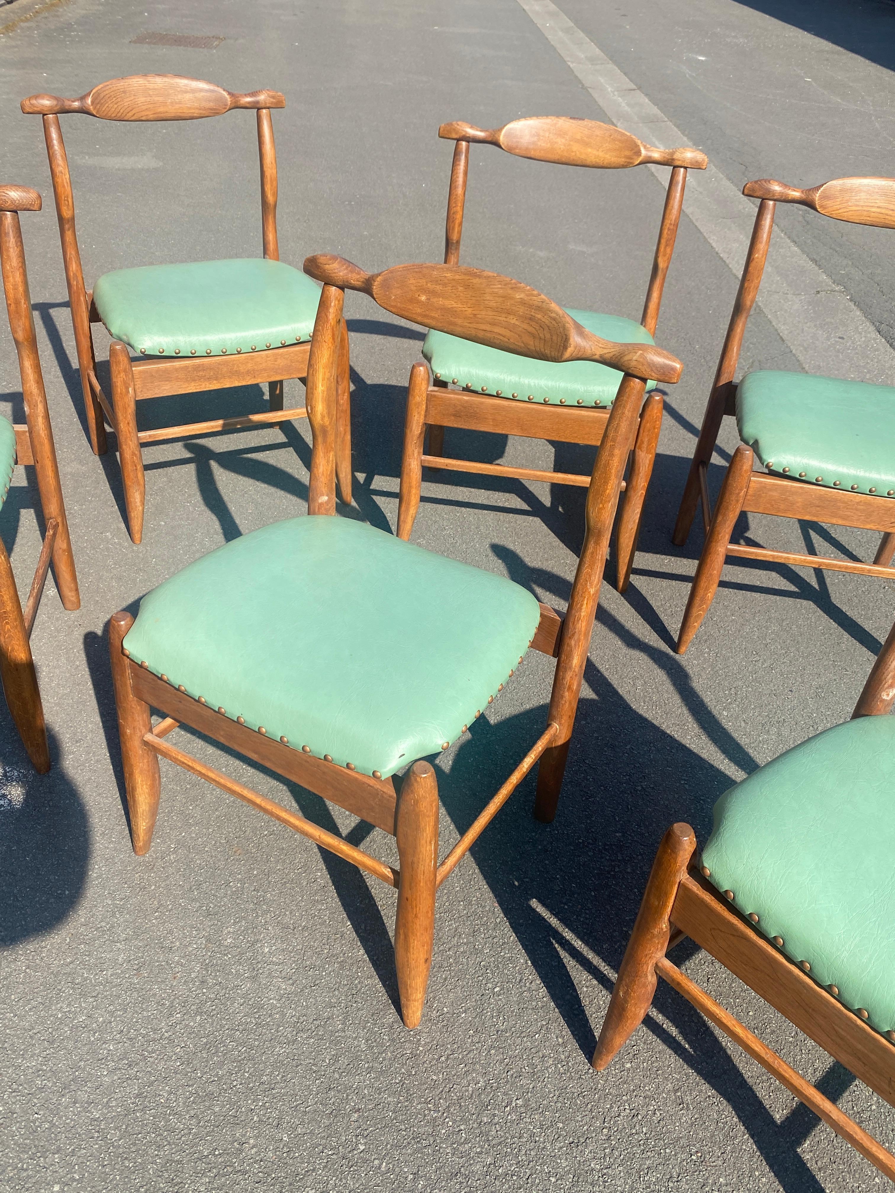 Français Guillerme et Chambron, ensemble de six chaises en chêne, modèle Fumay.  Edition Votre Maison en vente