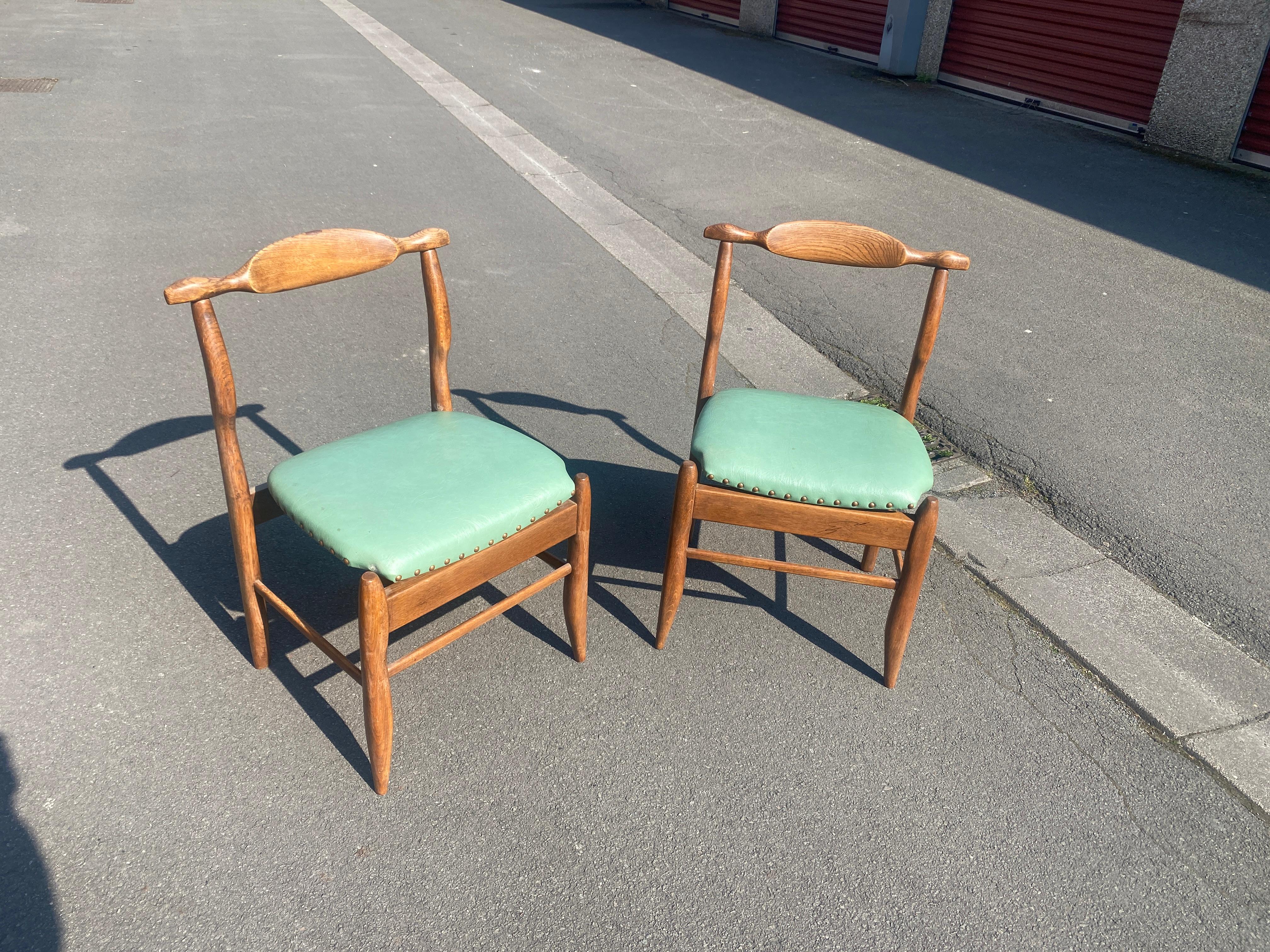 20ième siècle Guillerme et Chambron, ensemble de six chaises en chêne, modèle Fumay.  Edition Votre Maison en vente