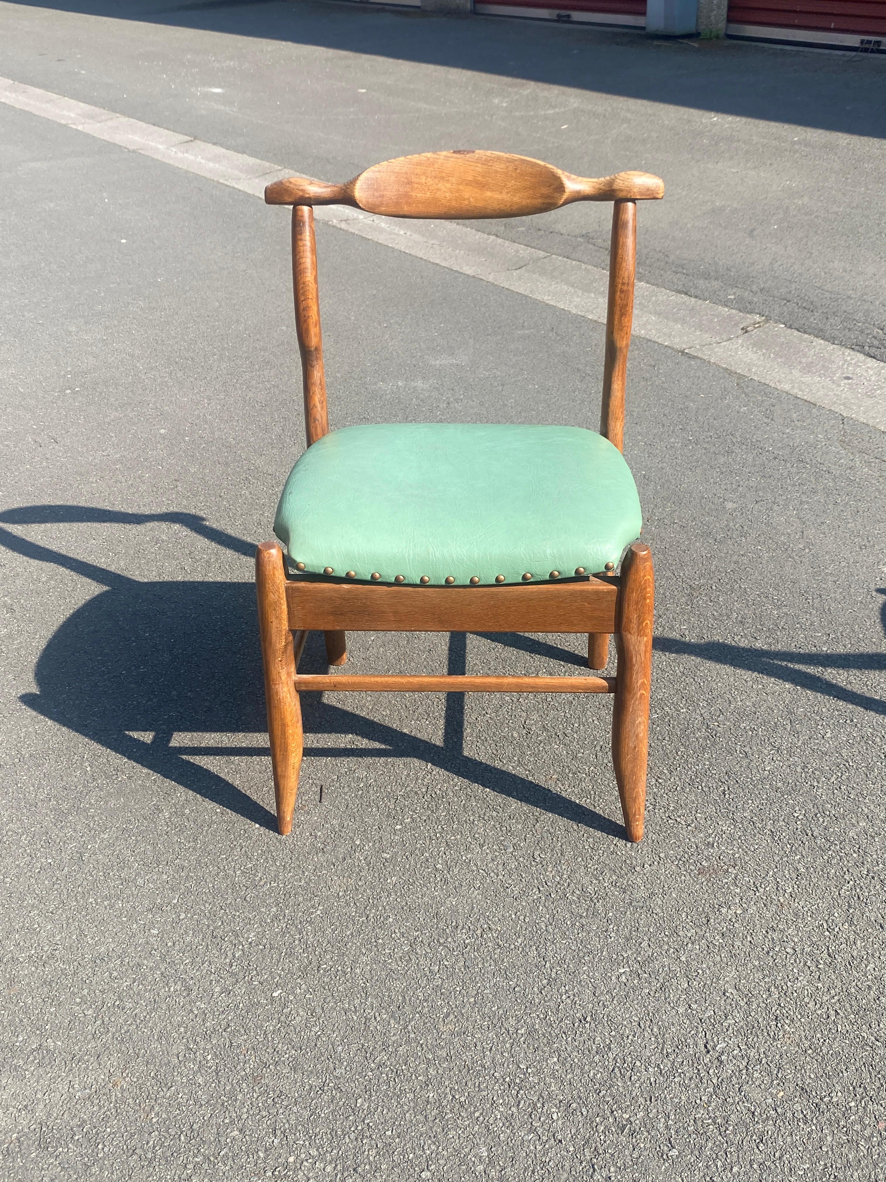 Guillerme et Chambron, ensemble de six chaises en chêne, modèle Fumay.  Edition Votre Maison en vente 1