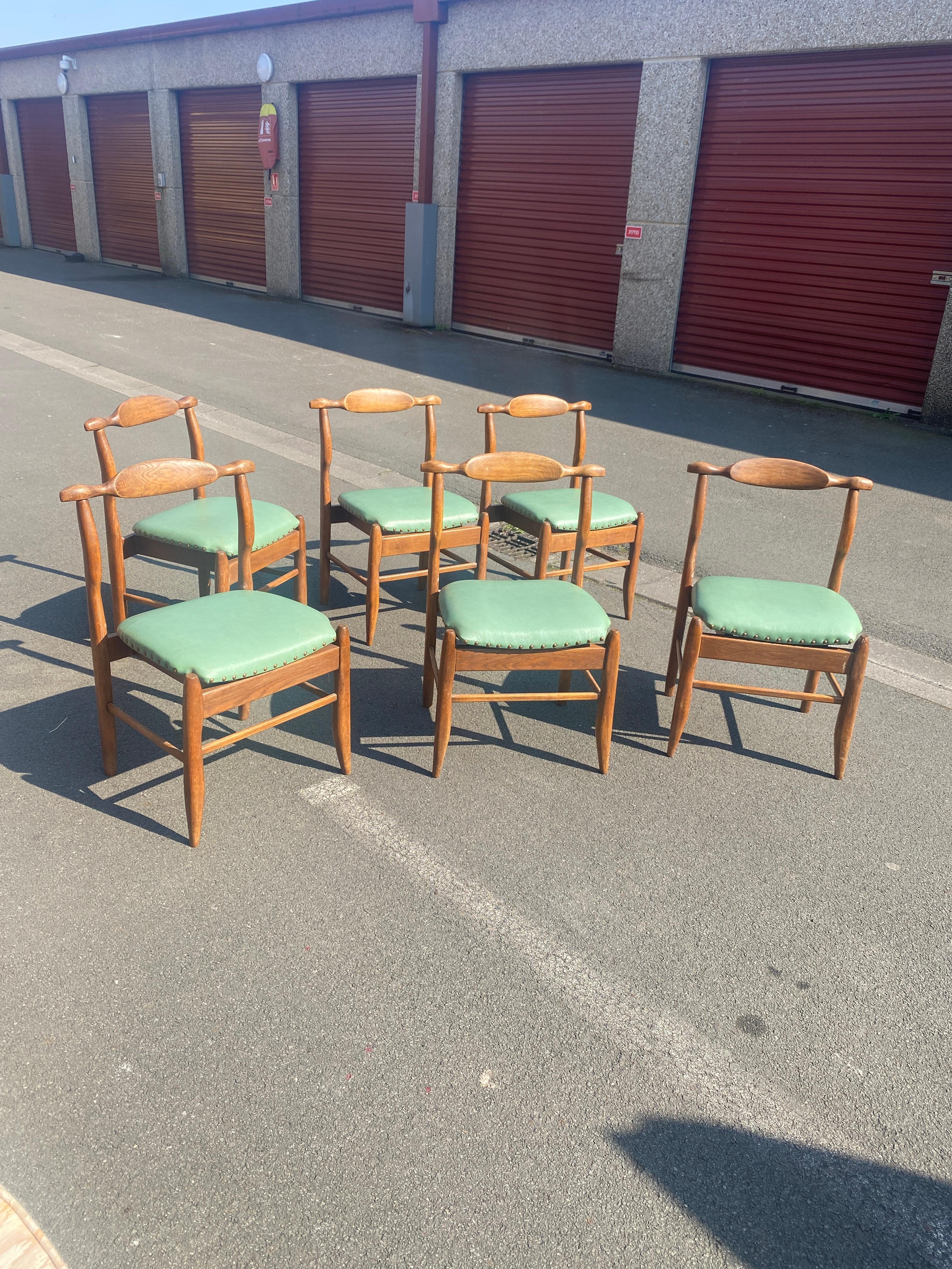 Guillerme et Chambron, ensemble de six chaises en chêne, modèle Fumay.  Edition Votre Maison en vente 2