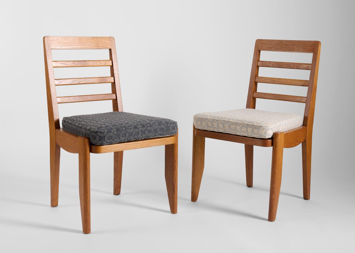Mid-Century Modern Guillerme et Chambron, ensemble de six chaises de salle à manger en chêne, France, vers 1950 en vente