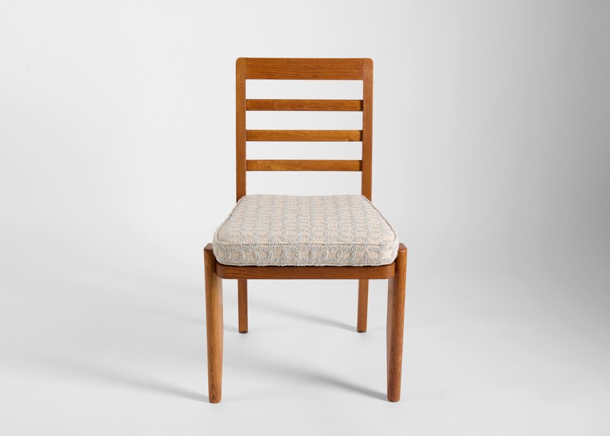 Guillerme et Chambron, Set of Six Oak Dining Chairs, France, c. 1950 In Good Condition For Sale In New York, NY