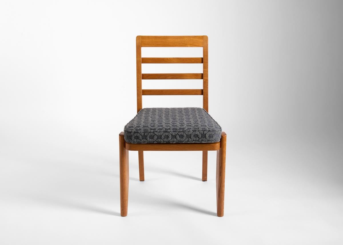 Guillerme et Chambron, ensemble de six chaises de salle à manger en chêne, France, vers 1950 en vente 1