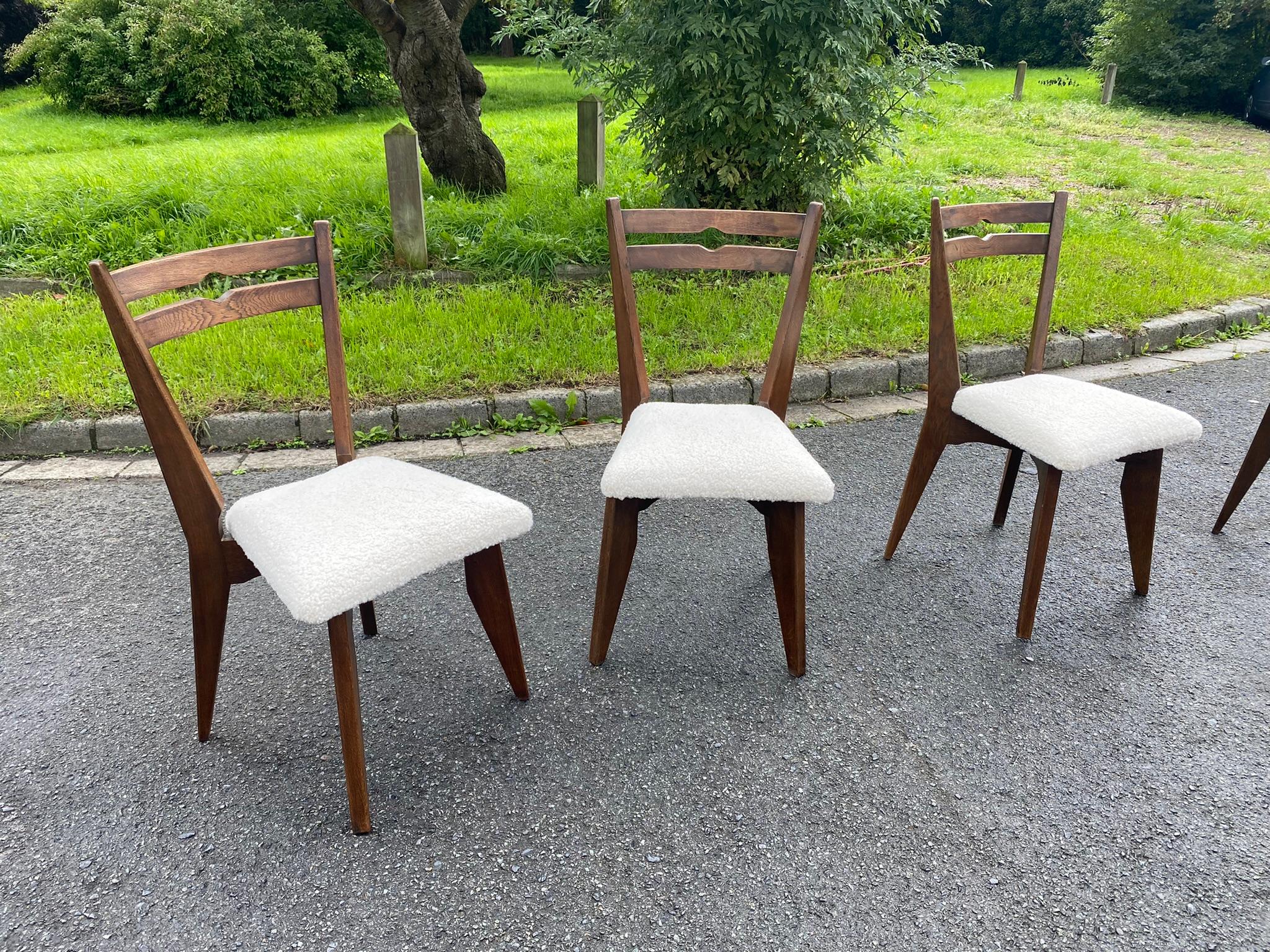 Guillerme et Chambron, ensemble de dix chaises en chêne. Edition Votre Maison, vers 1970.
le tissu en laine a été remplacé et est en très bon état
