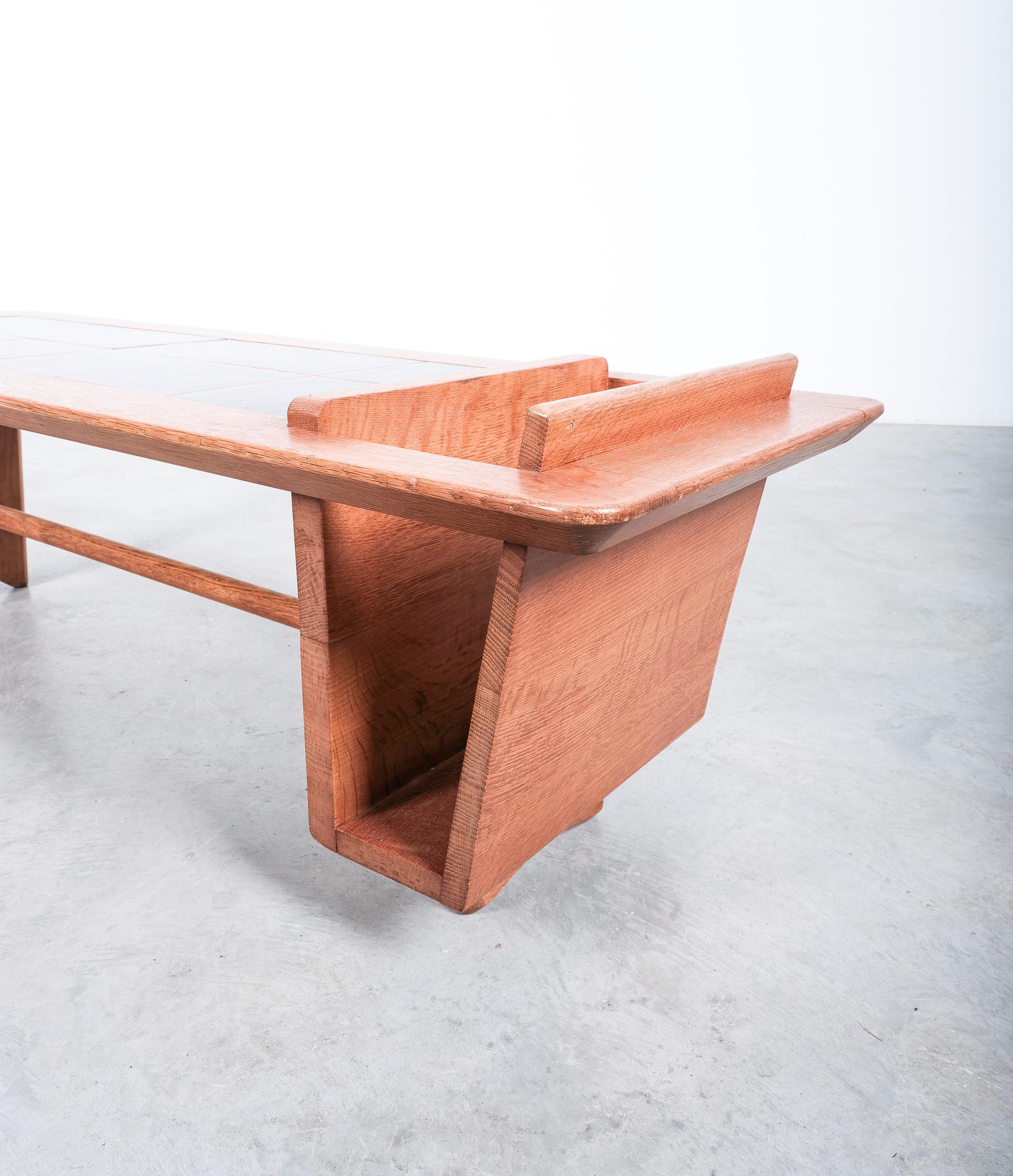 Guillerme & Chambron table d'appoint en bois de chêne avec carreaux, vers 1960 en vente 2