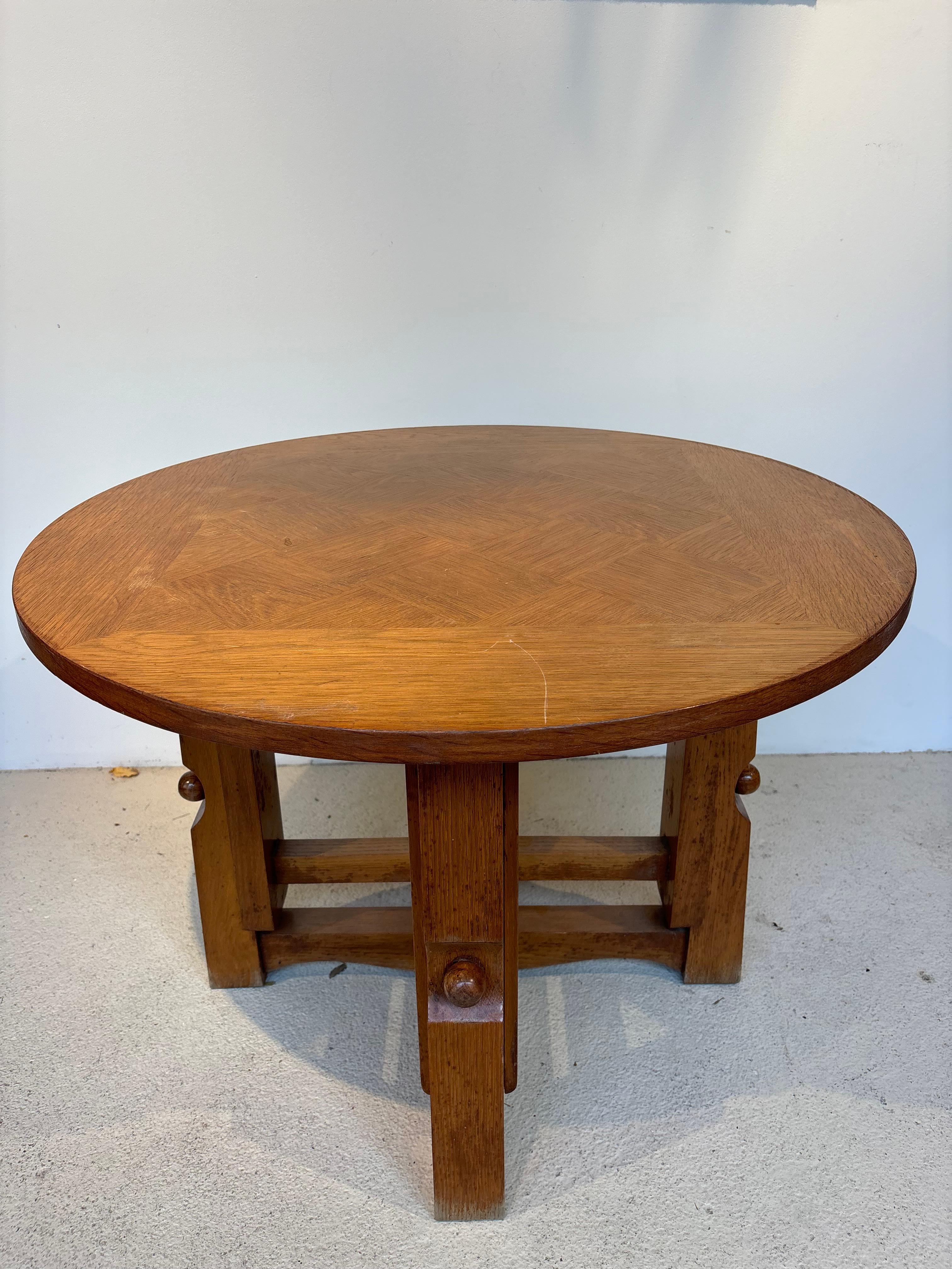 Jolie guéridon par Guillerme et chambron réglable en hauteur. 