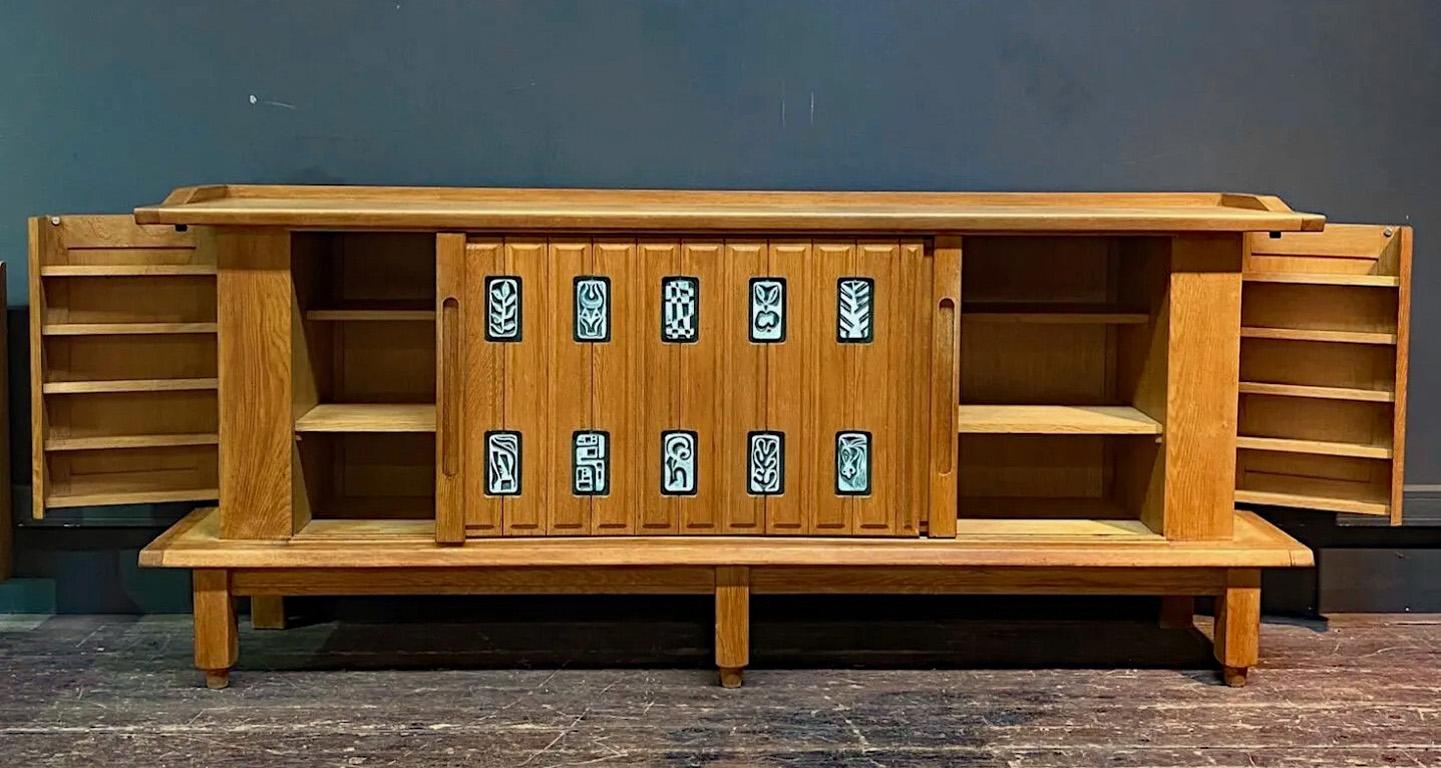 Guillerme et Chambron sideboard, in oak and ceramic, Edition Votre Maison circa 1960/1970.
ceramic by Boleslaw Danikowski.
Top stained.