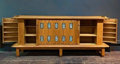 Guillerme et Chambron, Sideboard aus Eiche und Keramik, „Edition Votre Maison“