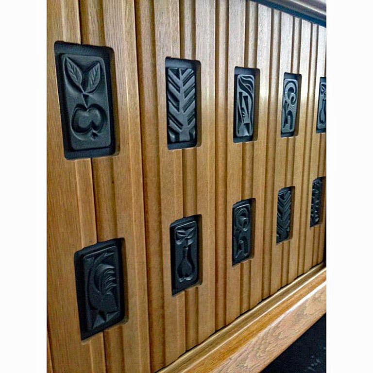 Credenza Guillerme et Chambron, in Oak e ceramica, Edition Votre Maison 1960/1970 circa.
ceramica di Boleslaw Danikowski.
Top macchiato.

 Votre Maison: uno stile, un concetto, una mentalità.

La storia di Votre Maison inizia nel 1940 in Prussia,