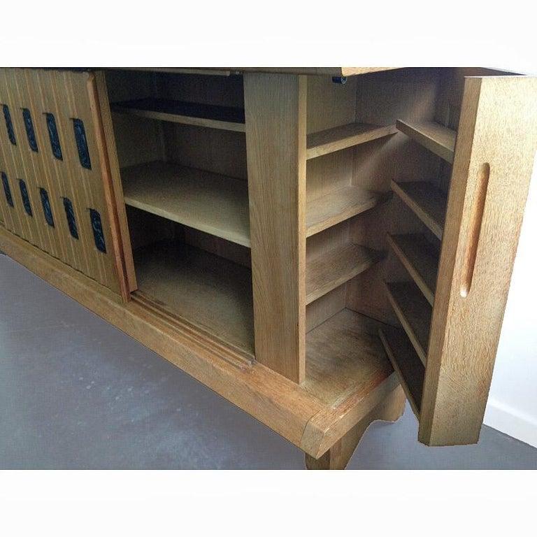 Mid-Century moderno Guillerme et Chambron, Credenza in Oak e ceramica, 