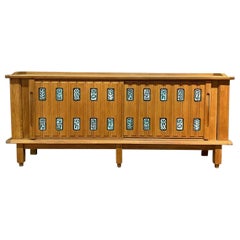 Guillerme et Chambron, Sideboard aus Eiche und Keramik, „Edition Votre Maison“