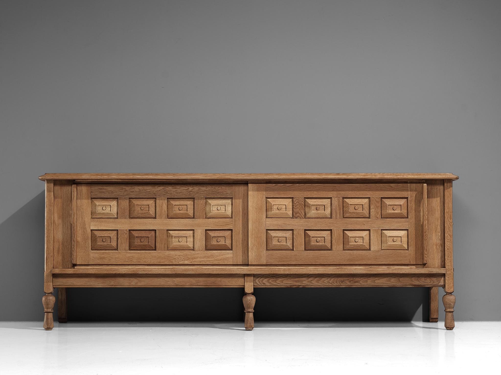 Guillerme et Chambron for Votre Maison, credenza, in oak, brass, France, 1960s.

Characteristic sideboard in solid oak. This cabinet holds all the characteristics of the French designer duo Jacques Chambron and Robert Guillerme. As many of the