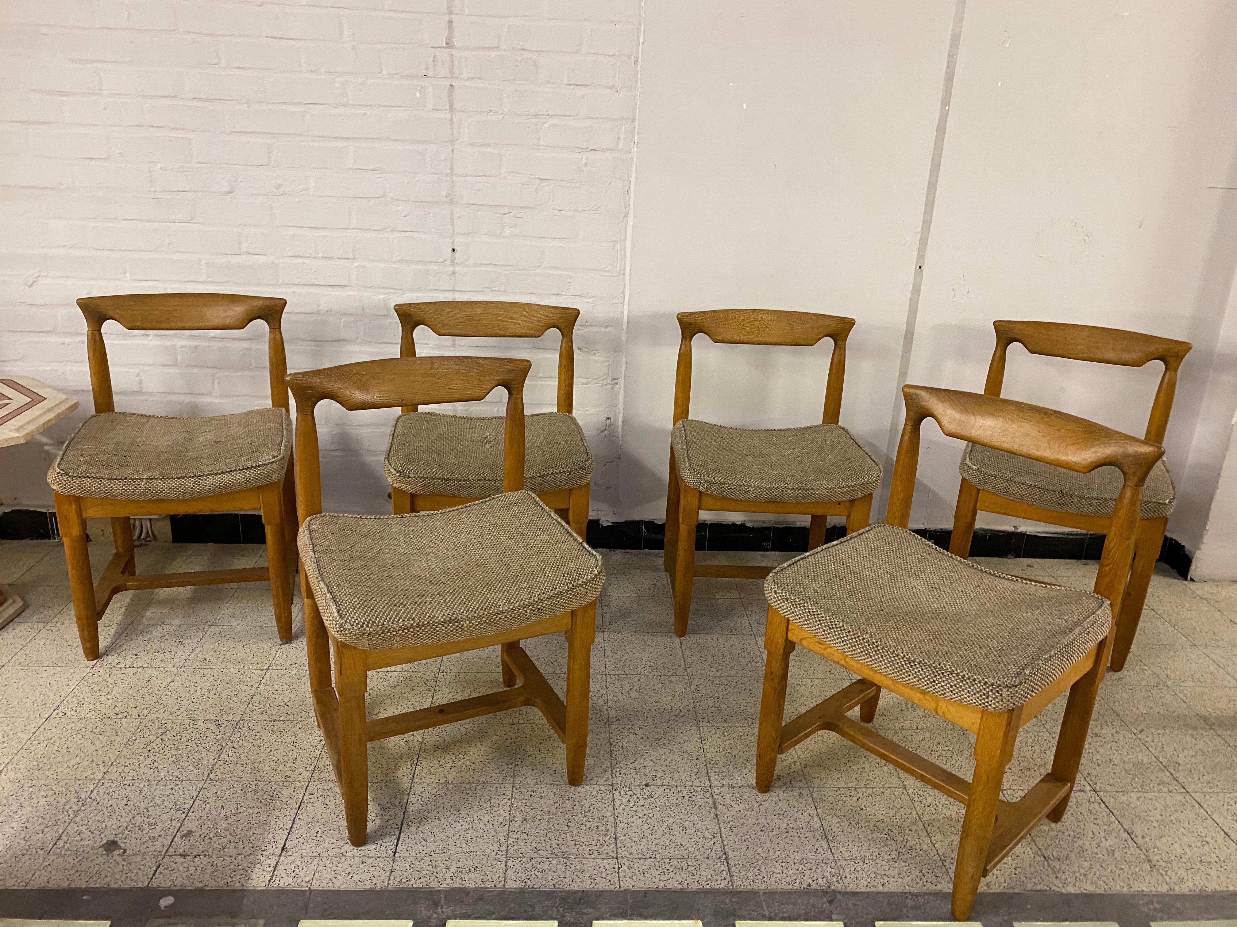 Guillerme et Chambron, six chaises en chêne. Edition Votre Maison, vers 1970.
  