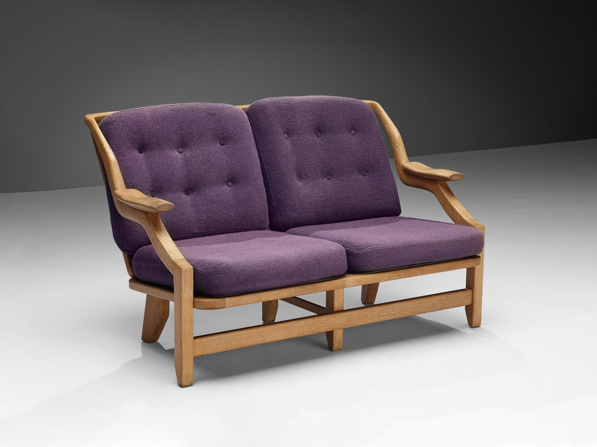 Guillerme & Chambron für Votre Maison, Sofa, Modell 'Gregoire', Stoff, Eiche, Frankreich, 1960er Jahre

Das Sofa 