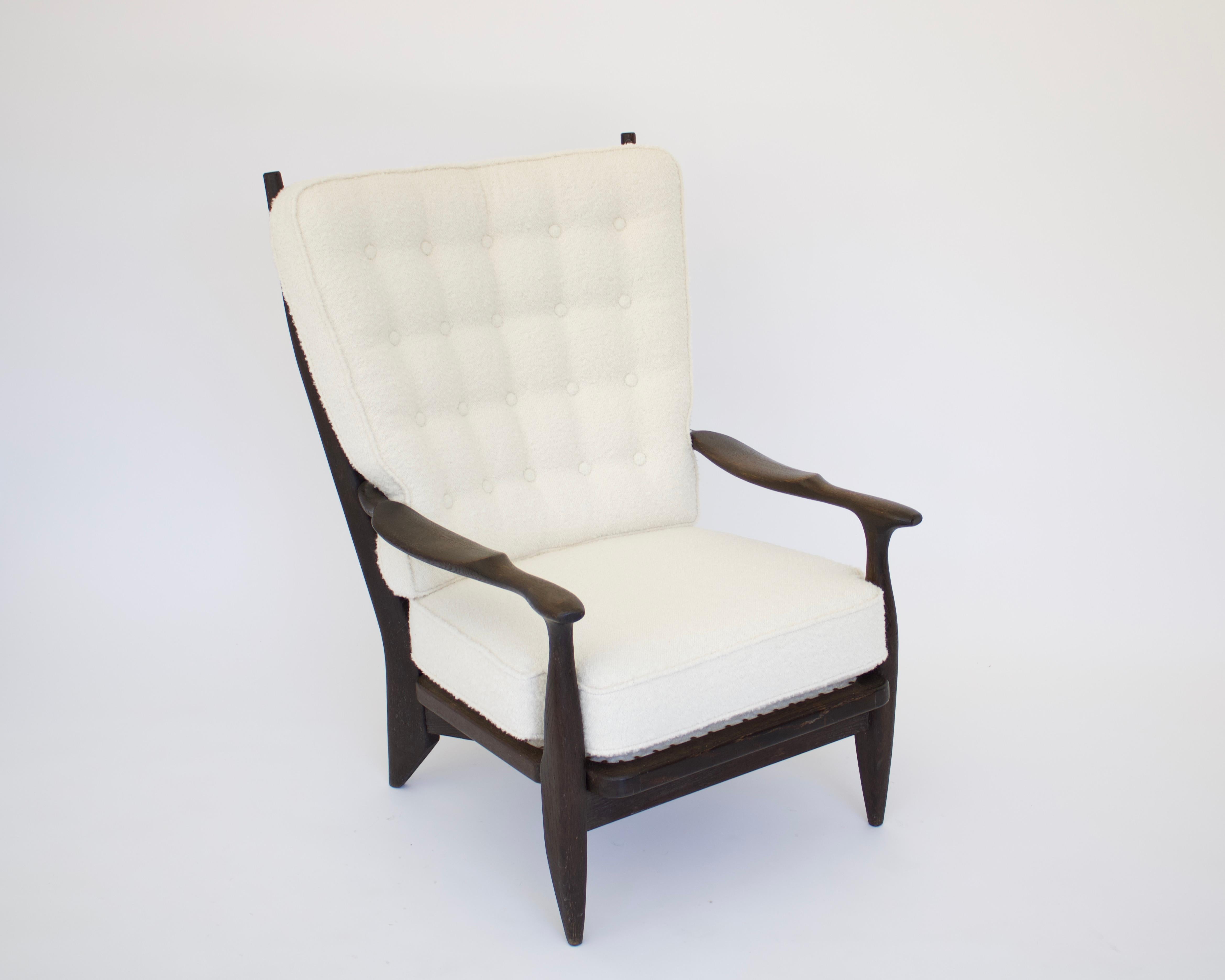 Chaise de salon modèle Edouard de Guillerme et Chambron, teintée brun chocolat à noir. La chaise a toujours été de cette couleur tachée. Elle a été retapissée, de nouveaux coussins et de nouvelles sangles sous le siège. 
Le bois a été nettoyé et
