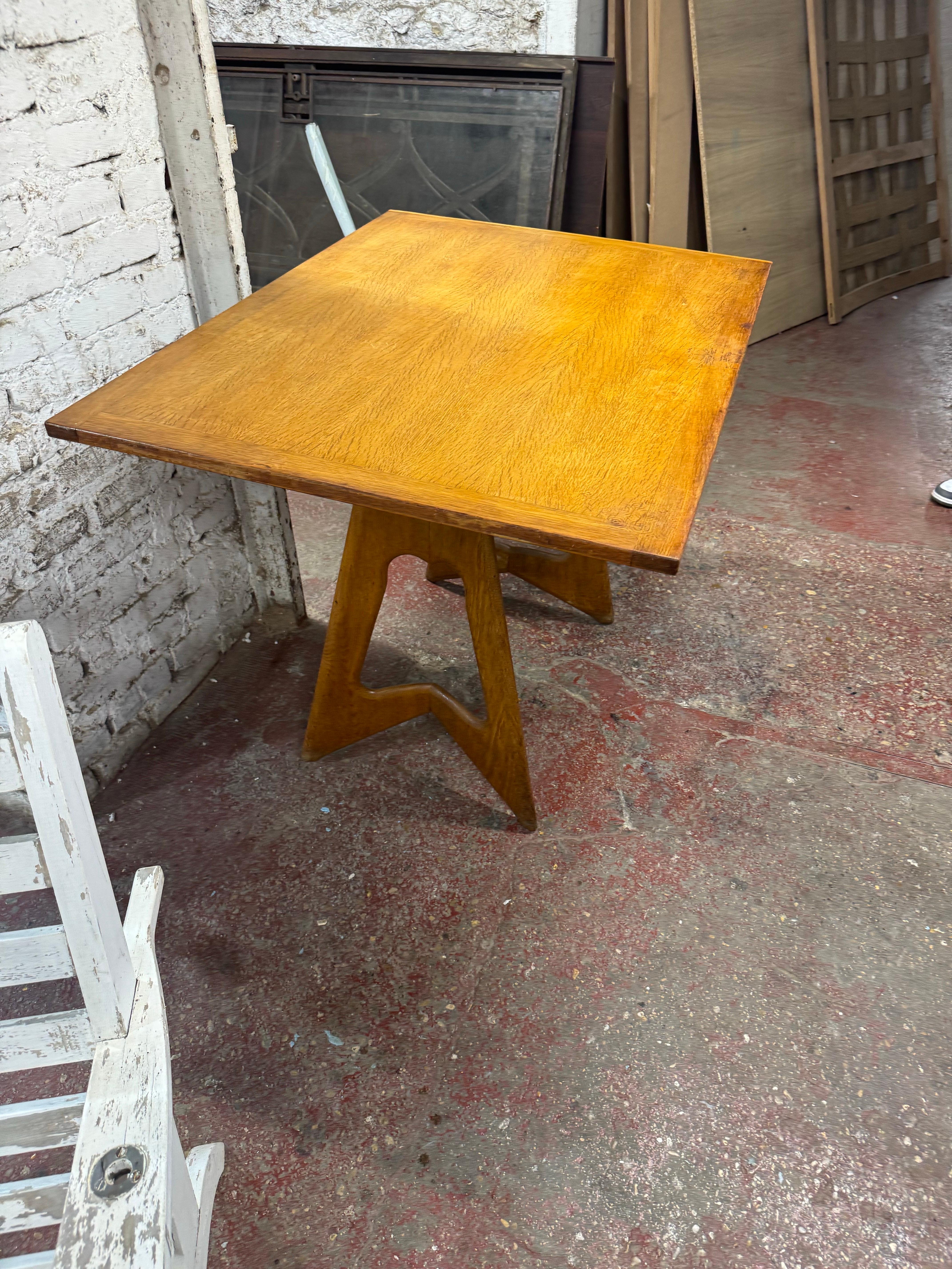 Guillerme et Chambron table in oak (Französisch) im Angebot
