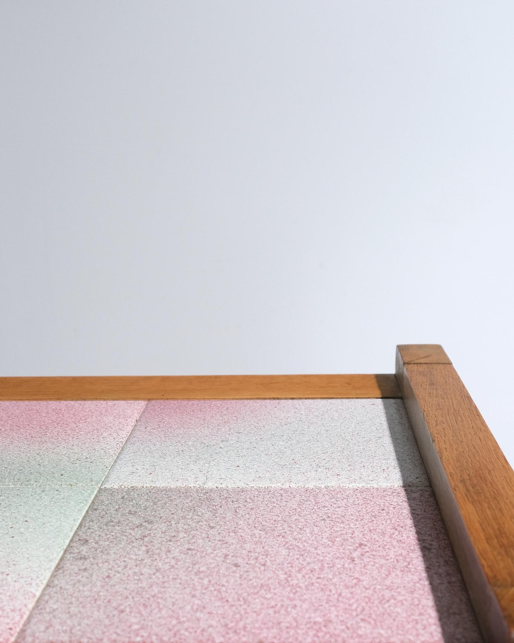Cette table de service de Guillerme et Chambron pour l'Edition Votre Maison, datant des années 1960, est réalisée en chêne avec un plateau carrelé. La surface rectangulaire est recouverte de carreaux de céramique aux motifs géométriques dans les