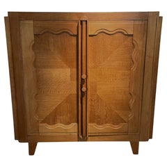Guillerme et Chambron Armoire à deux portes en Oak, France, années 1960
