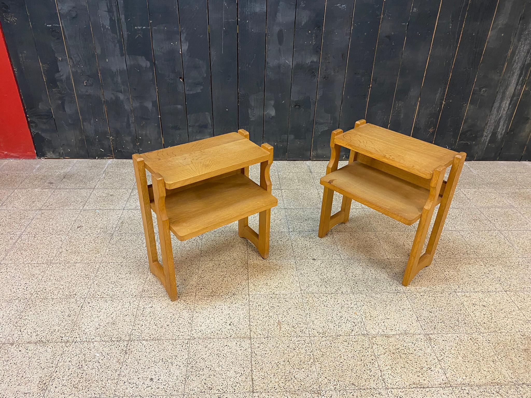 Guillerme et Chambron, Dos mesillas de noche de roble hacia 1970 ' Moderno de mediados de siglo en venta