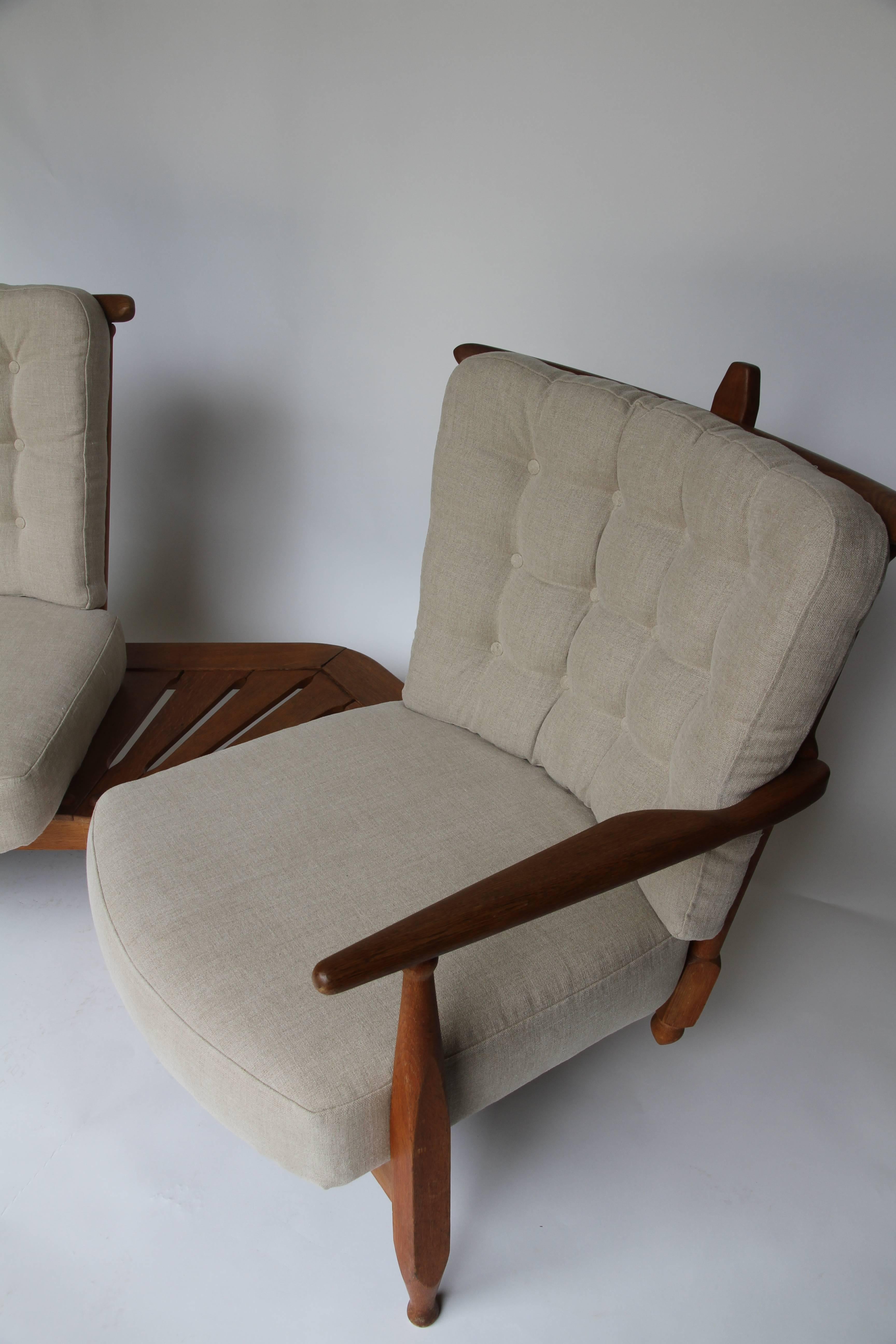 Guillerme et Chambron two-seat settee, two chairs connected with an oak table. The frame is very sculptural. The settee is newly upholstered in Liebco Belgian linen.
 