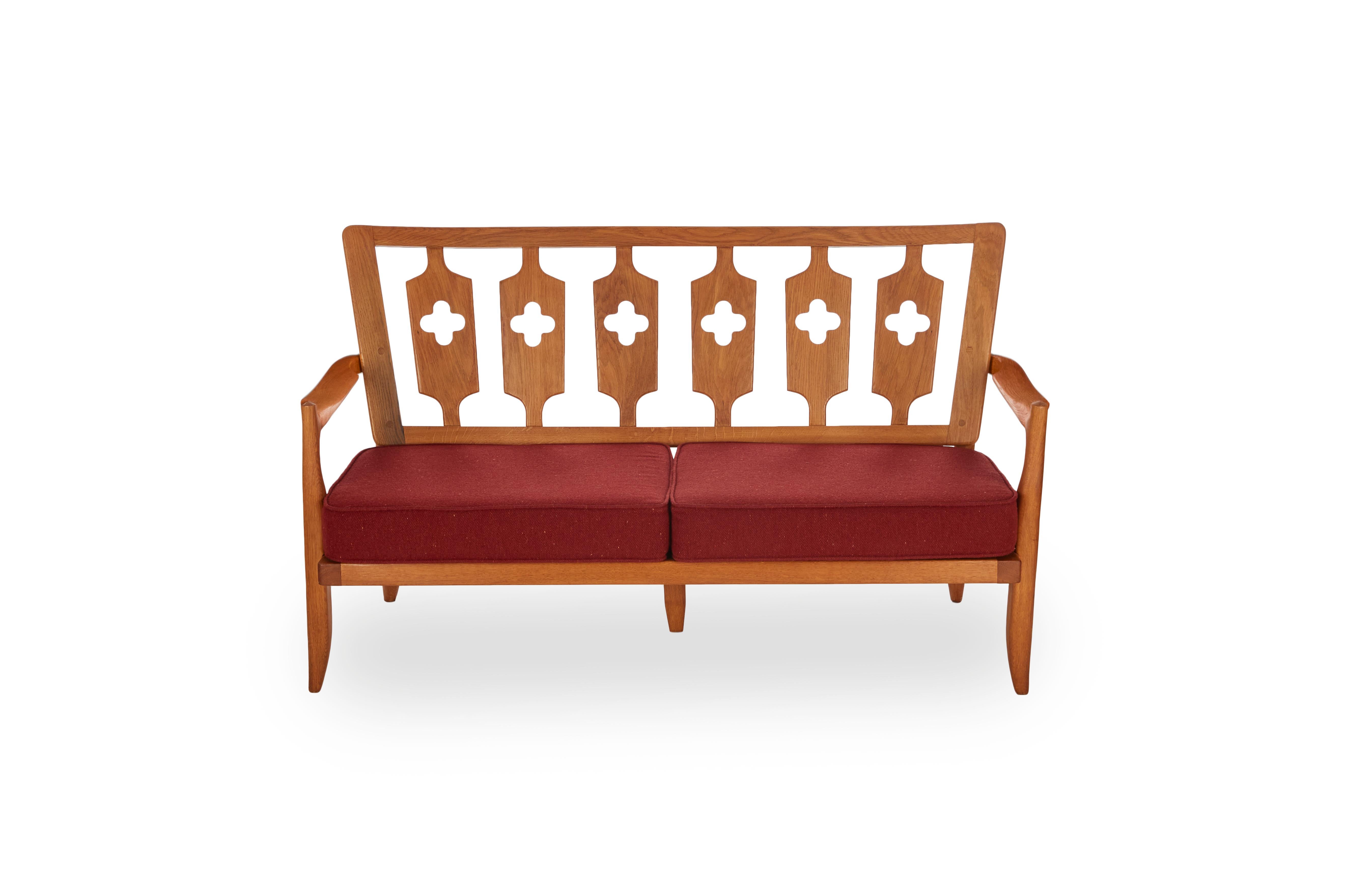 Cet élégant canapé en chêne poli du milieu du siècle dernier a été créé par le célèbre designer français Robert Guillerme dans le cadre d'une ligne de design qu'il a produite pour la société Votre Maison.

Guillerme a accordé une importance égale