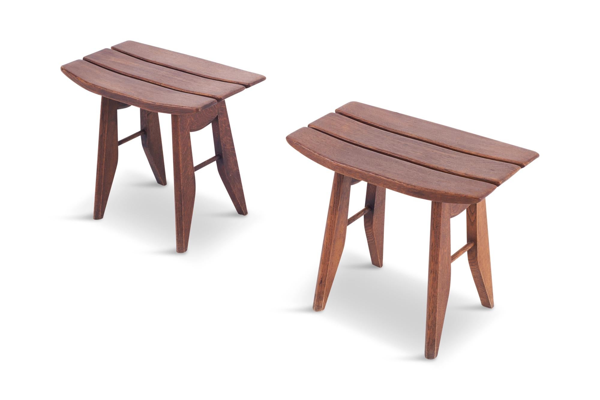 Wabi sabi pair of stools in oak by Guillerme et Chambron for Votre Maison, France, 1960s 

These stools have a japonesque inspired shape, strongly resembling the architecture of a Nakayama Torii gate. 

Measures: H 42, B 50, D 31, SH 42 cm.