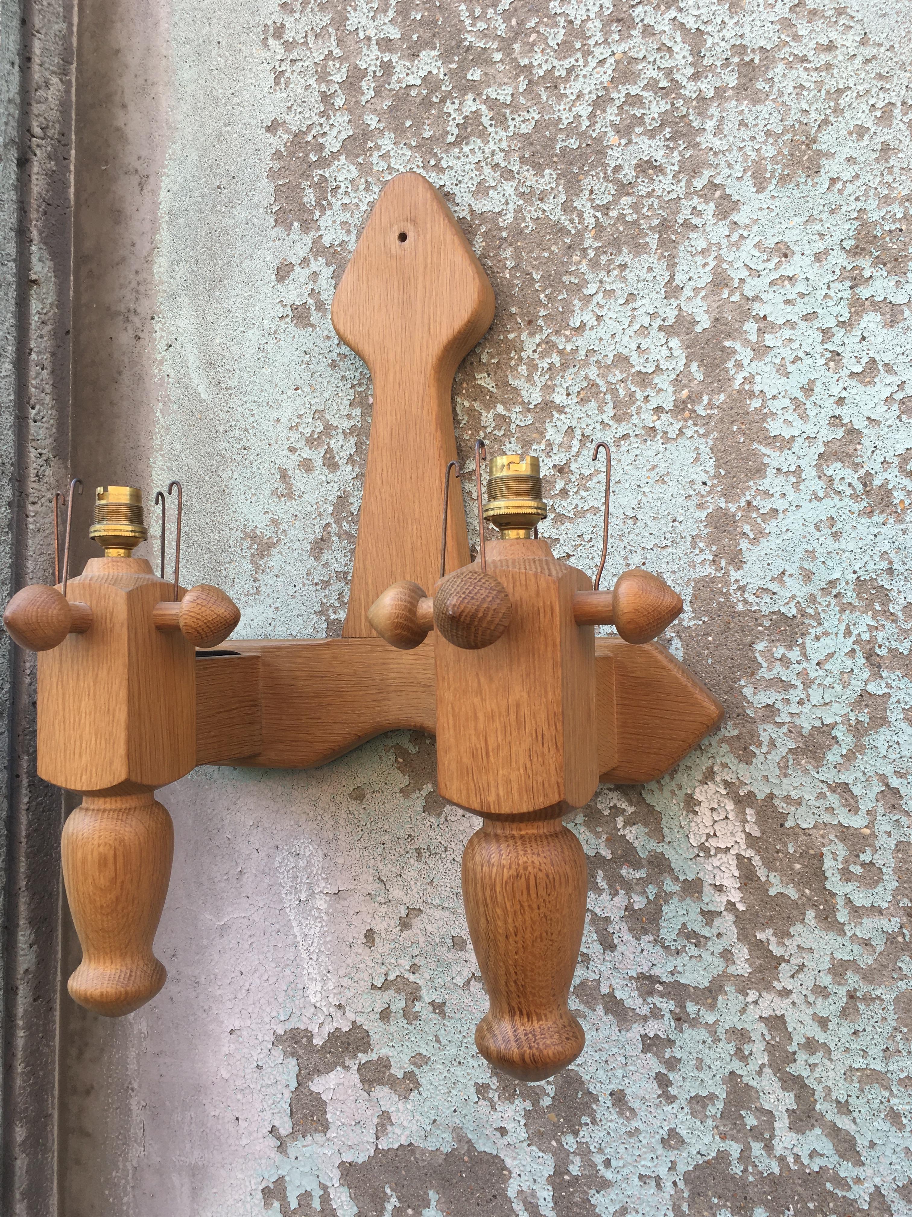 Guillerme et Chambron Wall Sconce en Chene, Edition Votre Maison, circa 1970 In Good Condition For Sale In Saint-Ouen, FR