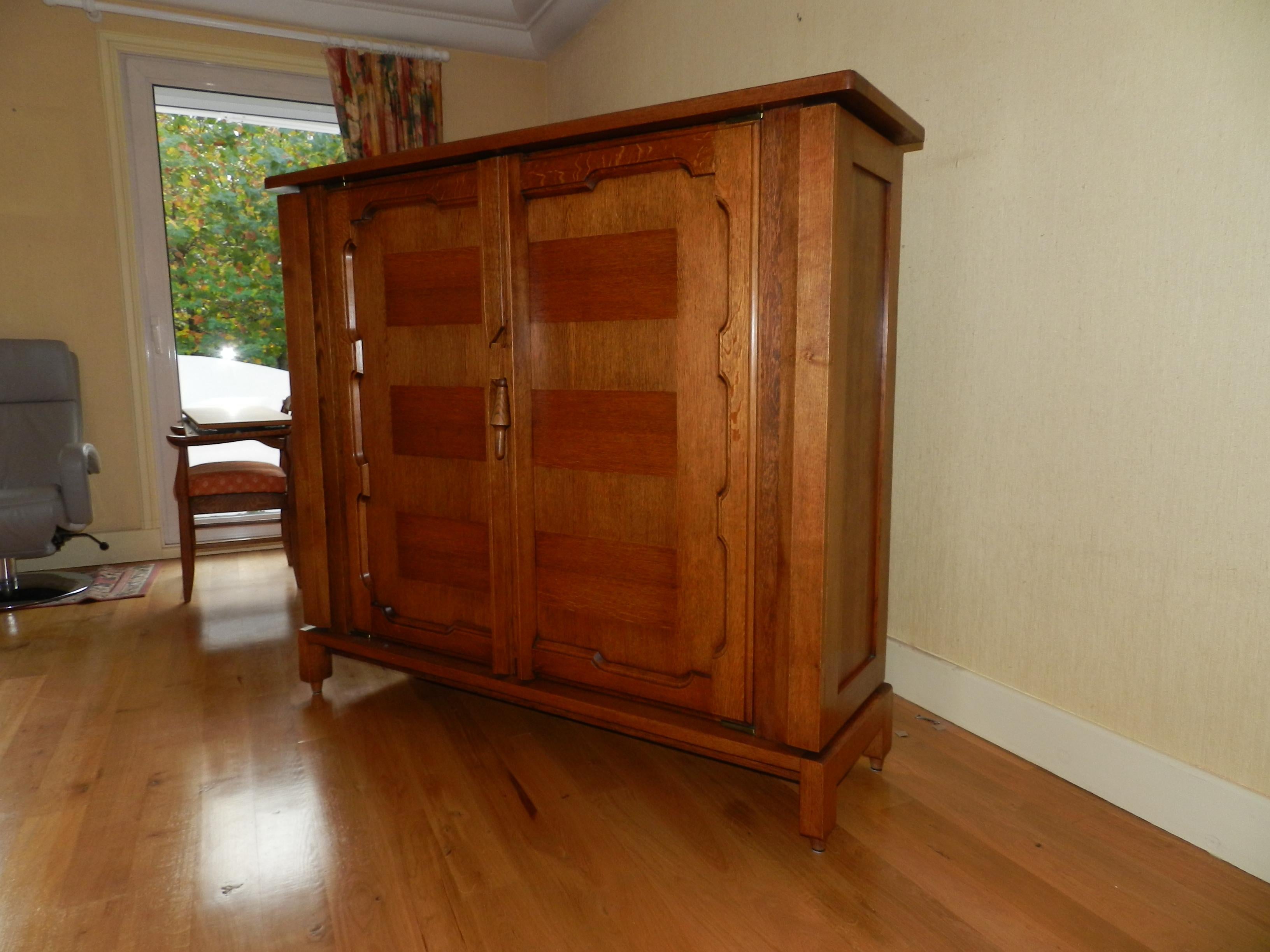 Mid-Century Modern Guillerme et Chambron:: armoire en chêne ciré et placage de chêne:: 