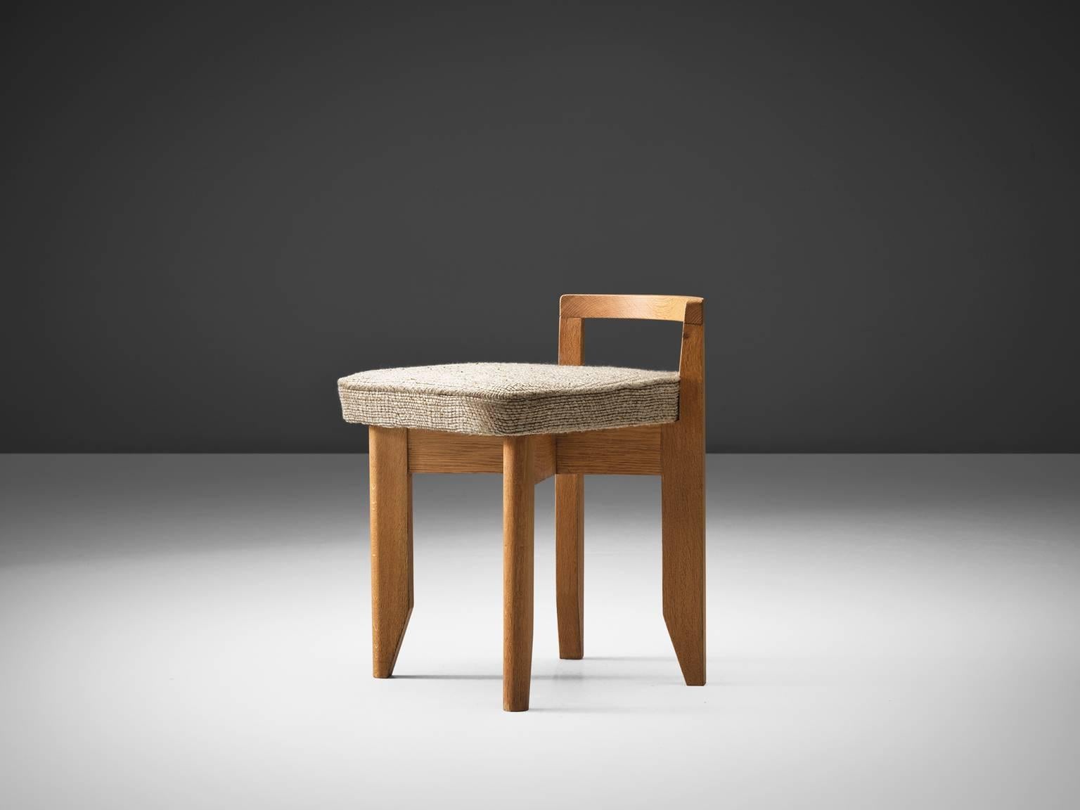 Guillerme et Chambron wooden stool in oak and woven off-white upholstery, France, ca. 1960s. 

Solid oak wooden stool with the upholstered woven fabric on the seat. The stool is designed by the French designer duo Guillerme and Chambron and