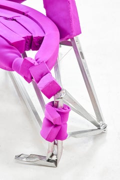 Guillermo Santomá Poltrona rosa di design contemporaneo con poggiapiedi Barcellona 2018