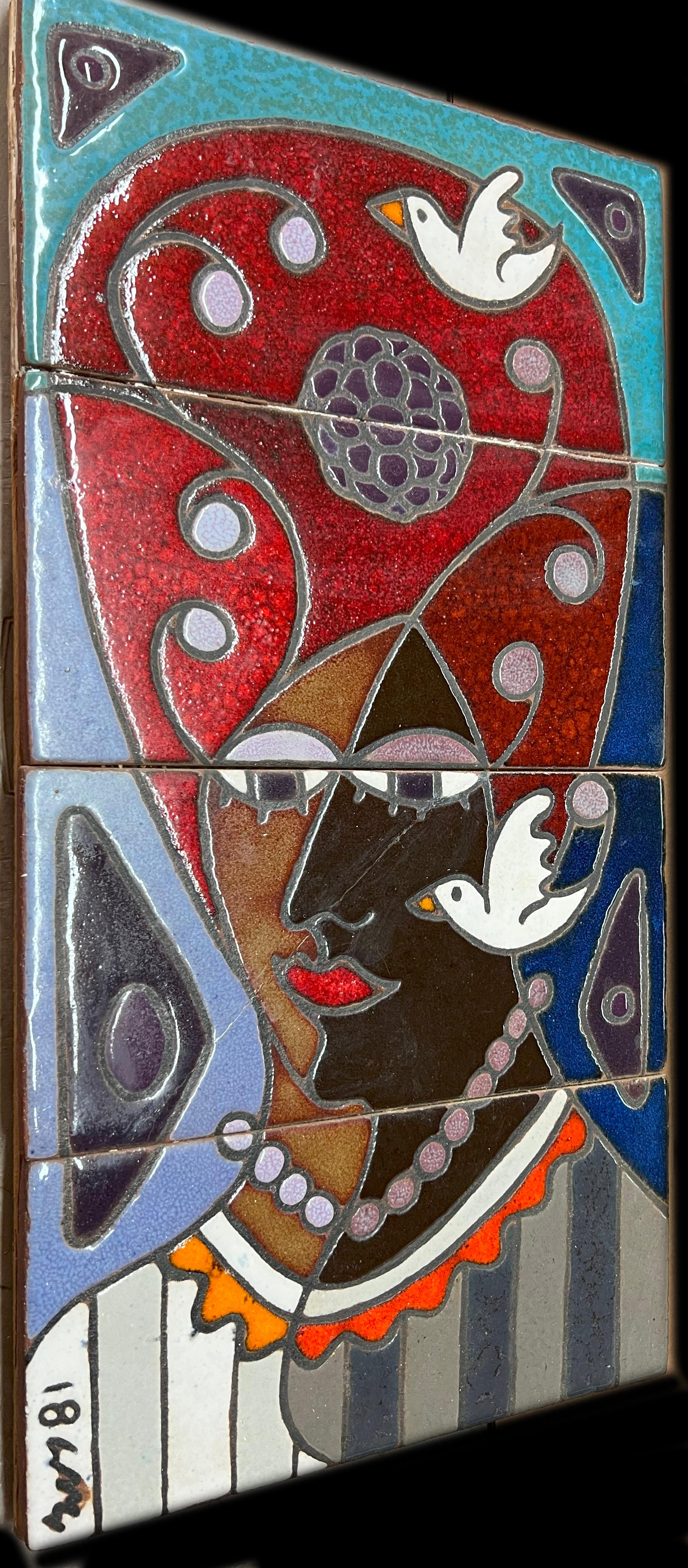 Interesante placa escultórica de azulejos Pop Art de Guillermo Wagner Granizo (estadounidense, 1923-1995).
Una colorida mujer con peinado de colmena está rodeada por unos pájaros, detalle modernista de la mujer. Baldosas de cerámica sobre fondo de