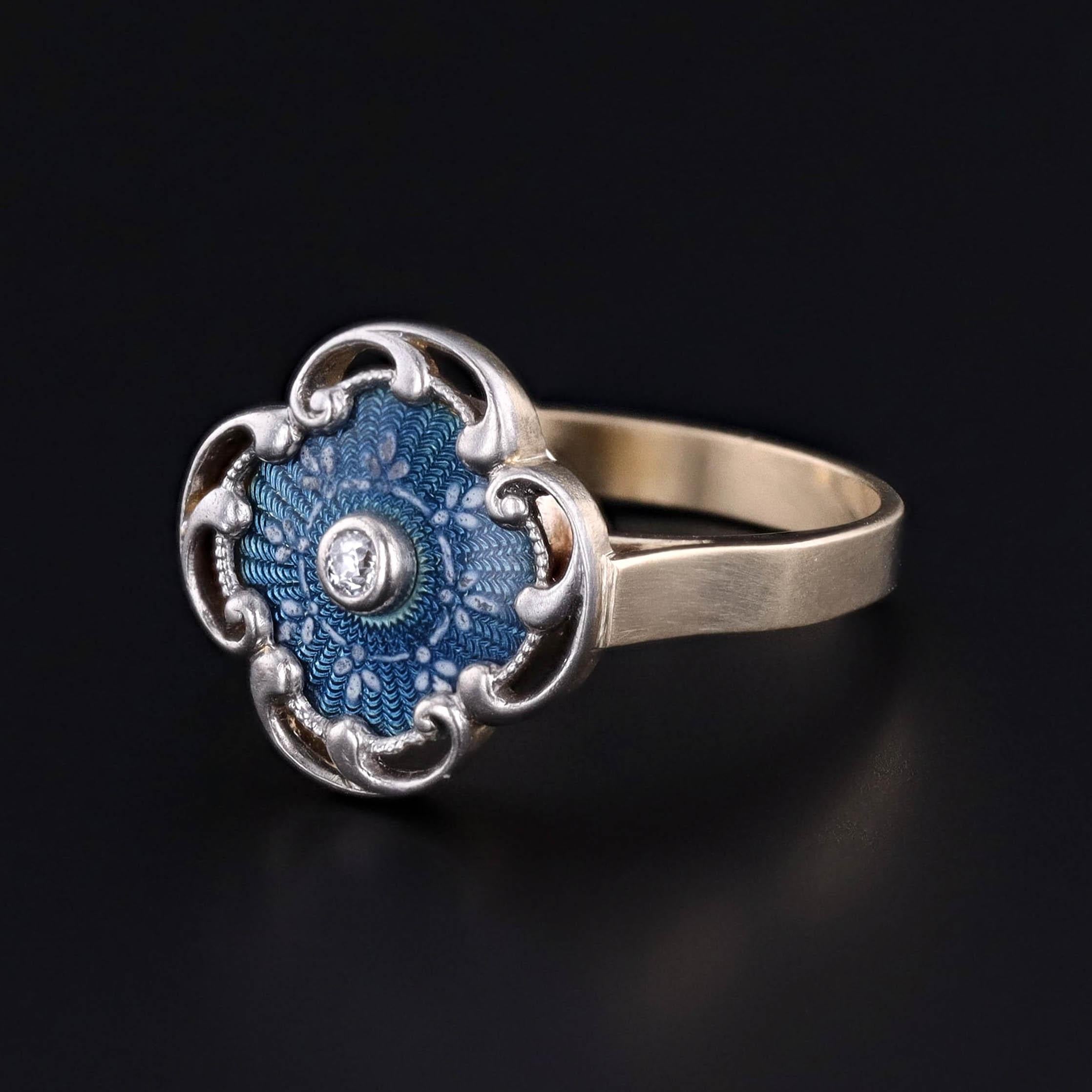 Este anillo, una joya elegante, se creó a partir de un botón antiguo (circa 1900) y se transformó cuidadosamente añadiéndole una banda de oro de 14 quilates personalizada. El resultado es una joya única que aúna el arte antiguo con la comodidad