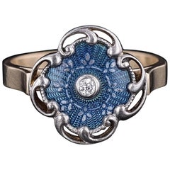 Anillo de esmalte guilloché y diamantes de platino y oro de 14k