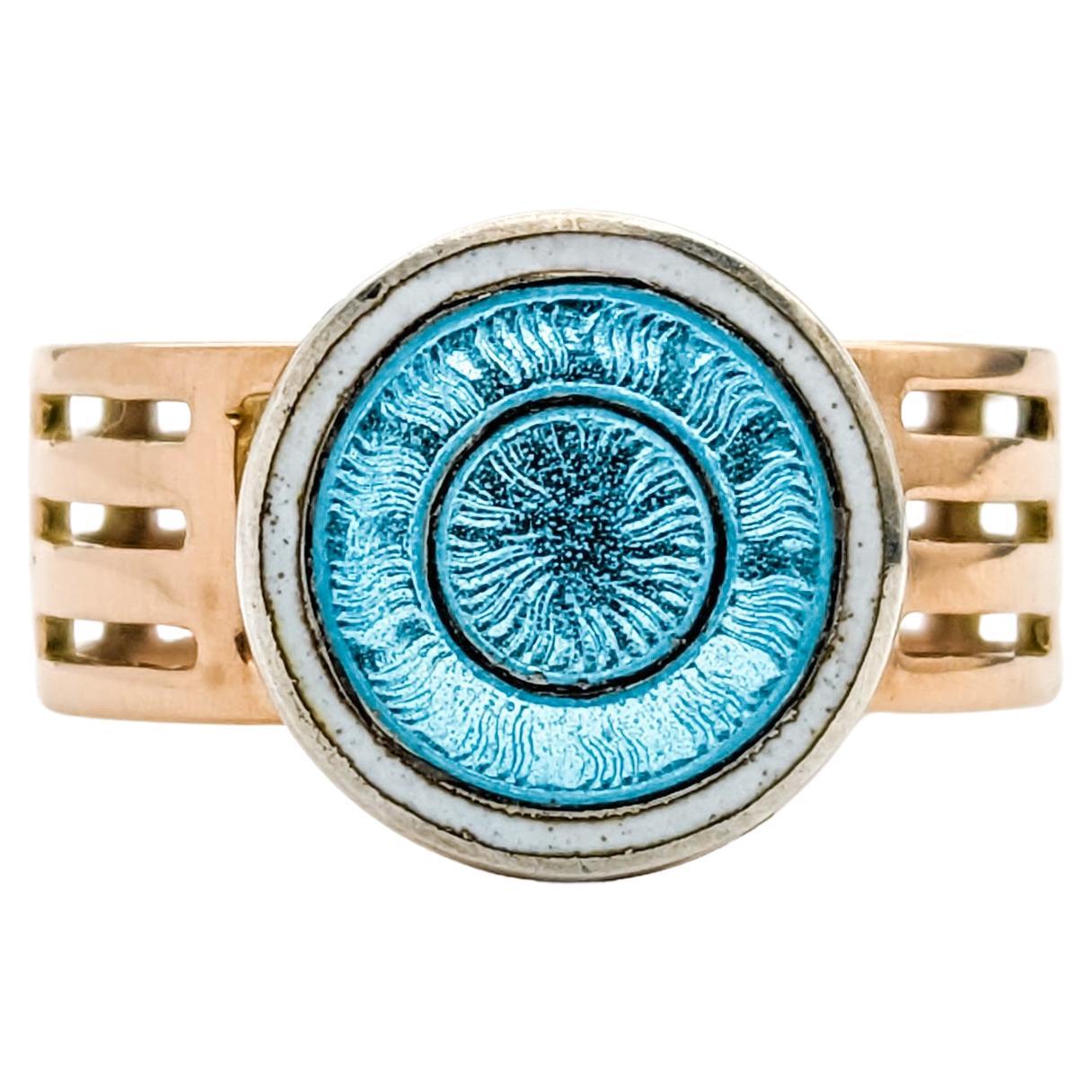 Bague disque bleu en émail guilloché en or jaune en vente