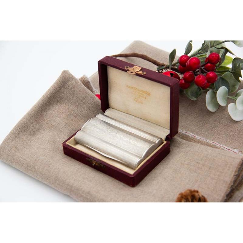 Guilloché silver box with three lipstick bands and gold interior In Good Condition For Sale In Porto, PT