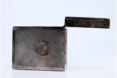 Guillochiertes Kartenetui aus Silber mit Randeinfassung und Monogramm in der Mitte