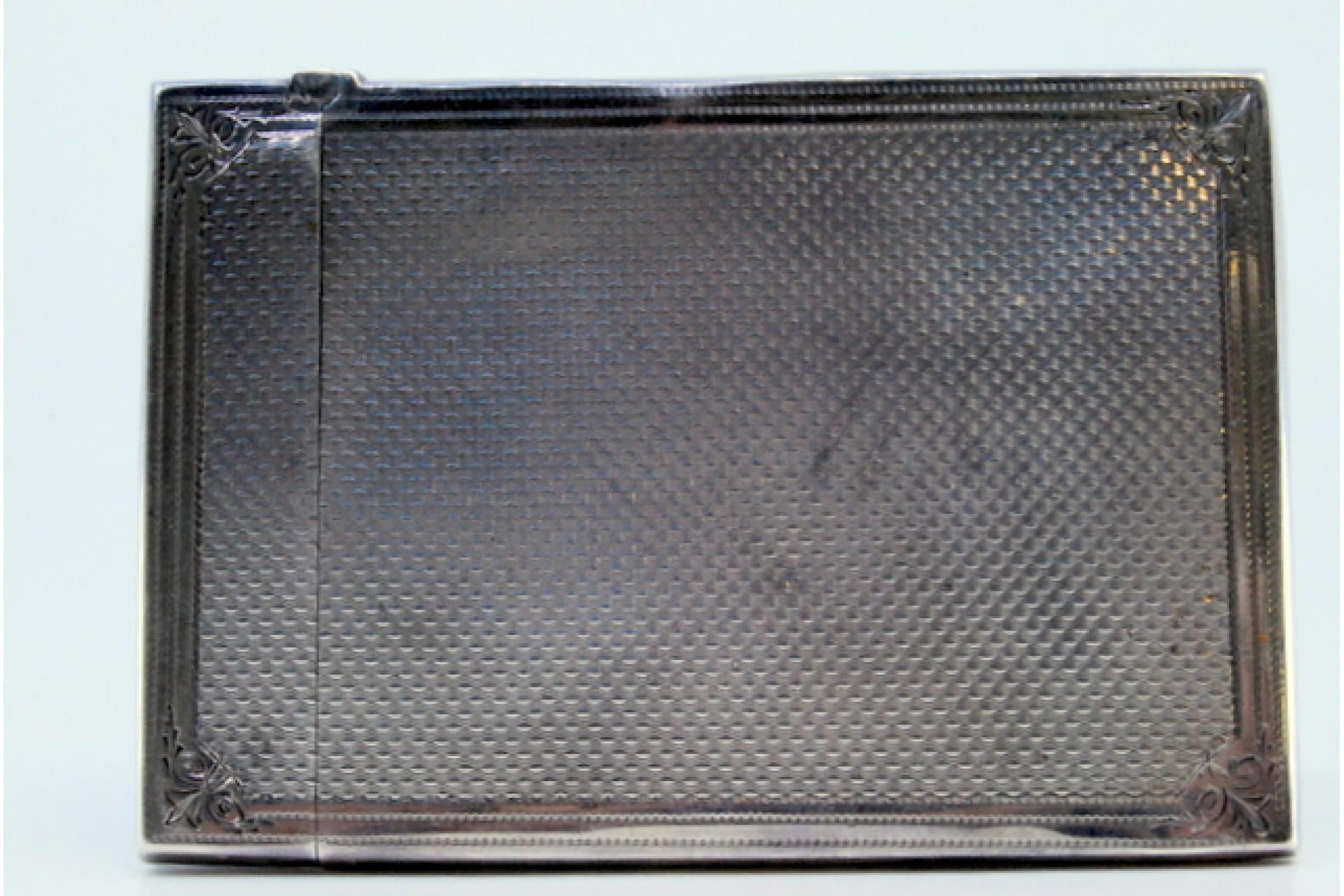 Guilloche silver card case w/ borders around the edges & a central monogram card In Good Condition For Sale In Porto, PT