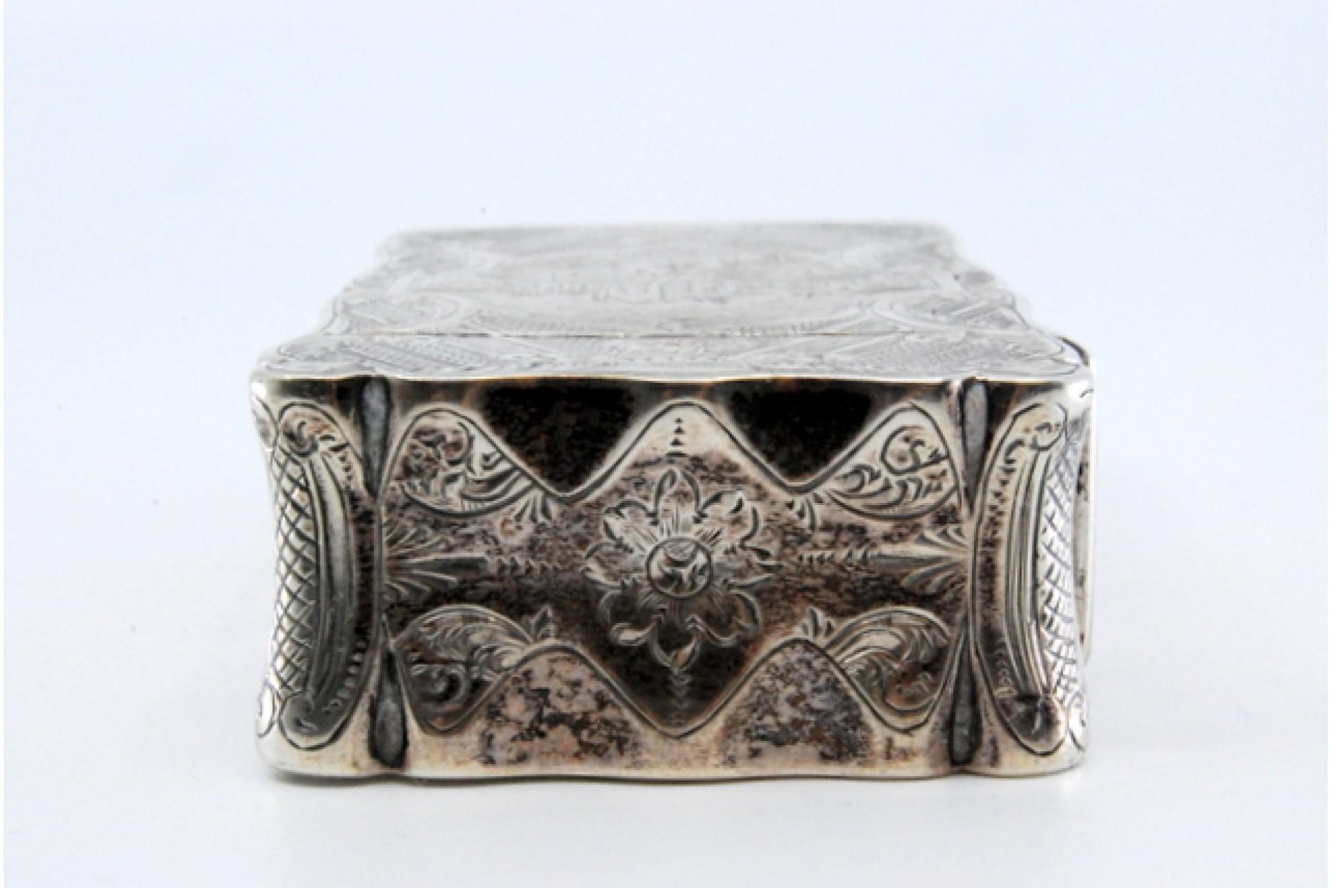 Guilloche silver cardboard box with engraved city motifs and wavy border For Sale 4