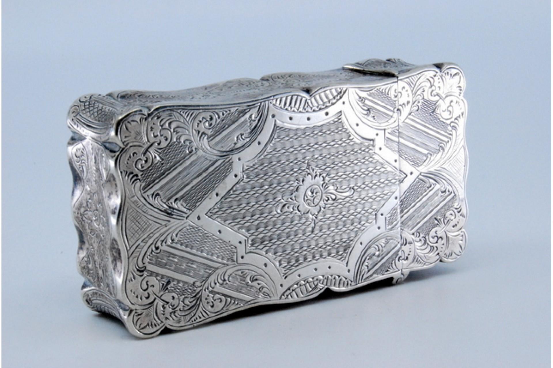 Guilloche silver cardboard box with engraved city motifs and wavy border In Good Condition For Sale In Porto, PT