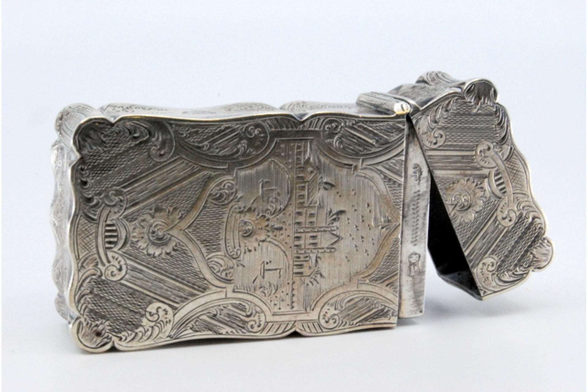 Guilloche silver cardboard box with engraved city motifs and wavy border For Sale 1