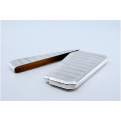 Guillochierte Silberkartonschachtel mit Bändern an der Oberseite und Scharnierdeckel