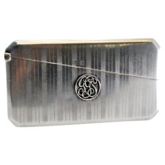 Guillochierte Silberkartonschachtel mit Bändern an der Oberseite und Scharnierdeckel