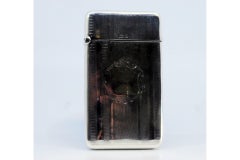 Guillochierter Silberkarton mit Scharnierdeckel, der eine Monogrammkarte enthält