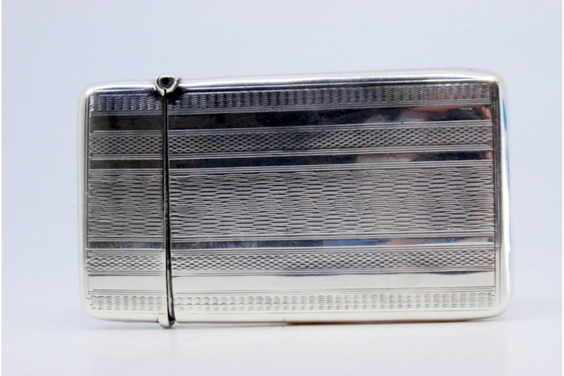 Guilloche silver carton with hinged lid enclosing monogram card In Good Condition For Sale In Porto, PT