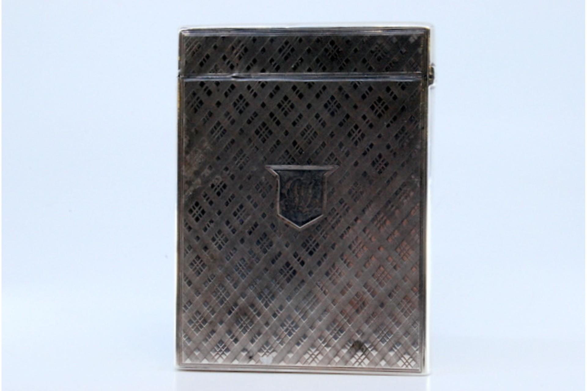 Guilloche silver cartoner with central monogram card and hinged lid For Sale 4