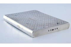 Guillochierte Silberschachtel mit zentraler Monogrammkarte und Scharnierdeckel